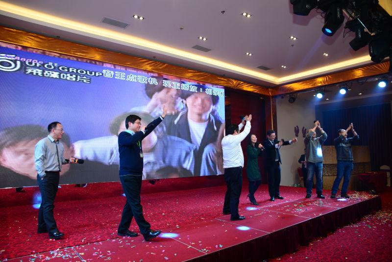 相亲相爱一家人.jpg 相亲相爱一家人.jpg